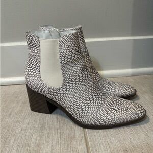 Women’s fall ankle booties size 6